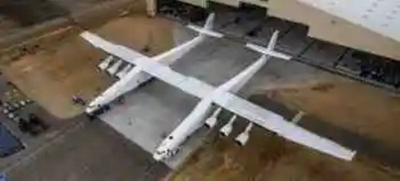 Out of the hangar and begins testing the Stratolaunch, the largest plane in the world
