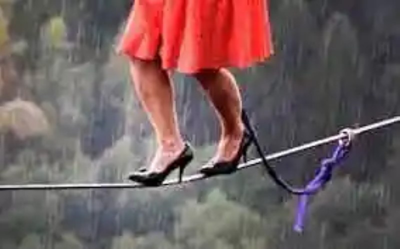 The longest distance on a tightrope with heels
